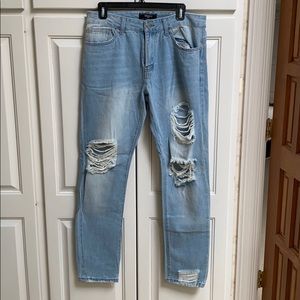 Men’s ripped light wash blu jeans